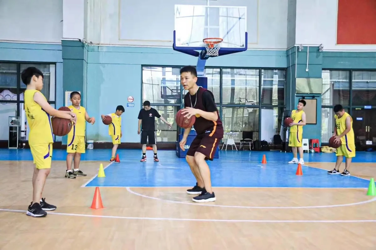 哪里可以找到专业的篮球青训营教练?
