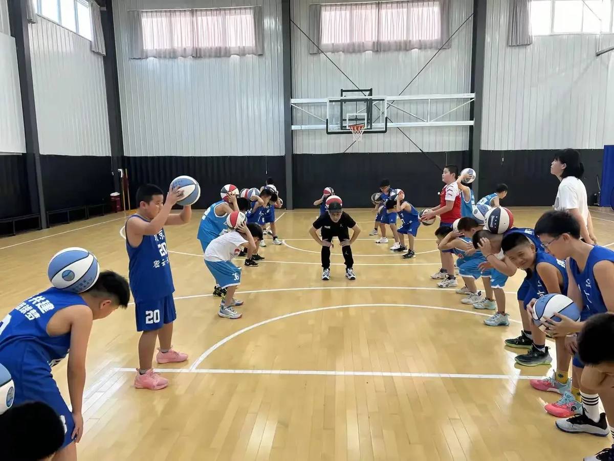 新手球员适合参加什么样的篮球夏令营？